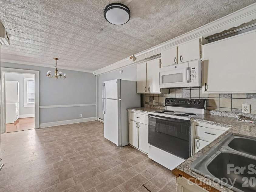 2547/2549 Pinckney Avenue, Charlotte, NC 28205.  MLS# CAR4429702, YatesRealty ID 53798. 2549 Kitchen