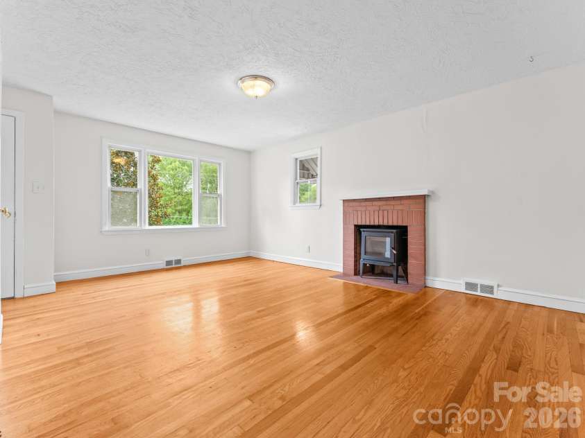 400 Monte Vista Road, Candler, NC 28715.  MLS# CAR4424409, YatesRealty ID 53800. 