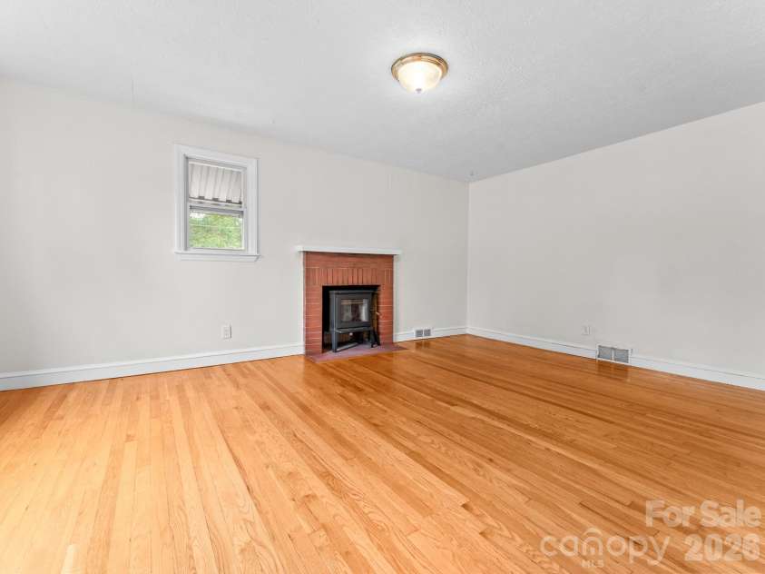 400 Monte Vista Road, Candler, NC 28715.  MLS# CAR4424409, YatesRealty ID 53800. 