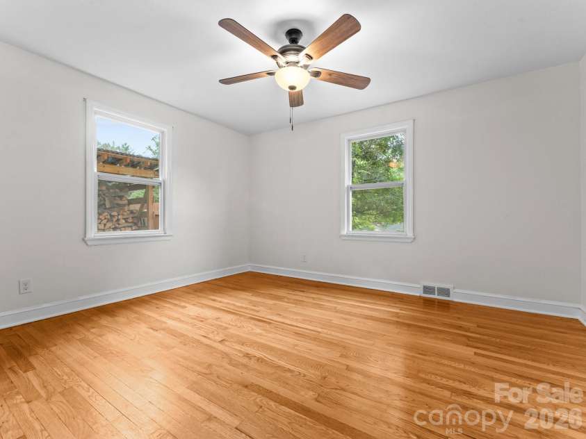 400 Monte Vista Road, Candler, NC 28715.  MLS# CAR4424409, YatesRealty ID 53800. 