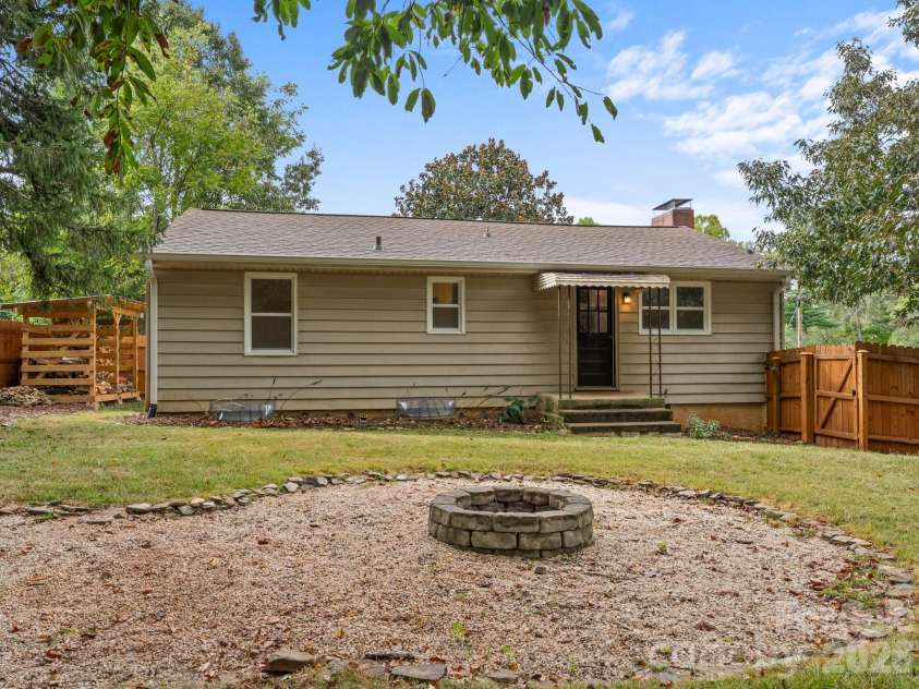400 Monte Vista Road, Candler, NC 28715.  MLS# CAR4424409, YatesRealty ID 53800. 