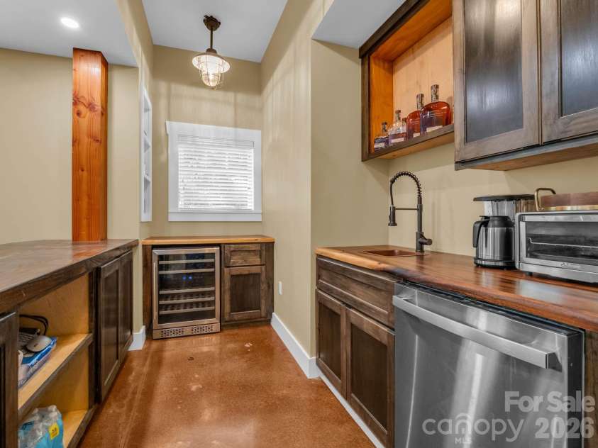 140 Settings Boulevard, Black Mountain, NC 28711.  MLS# CAR4427841, YatesRealty ID 53805. 