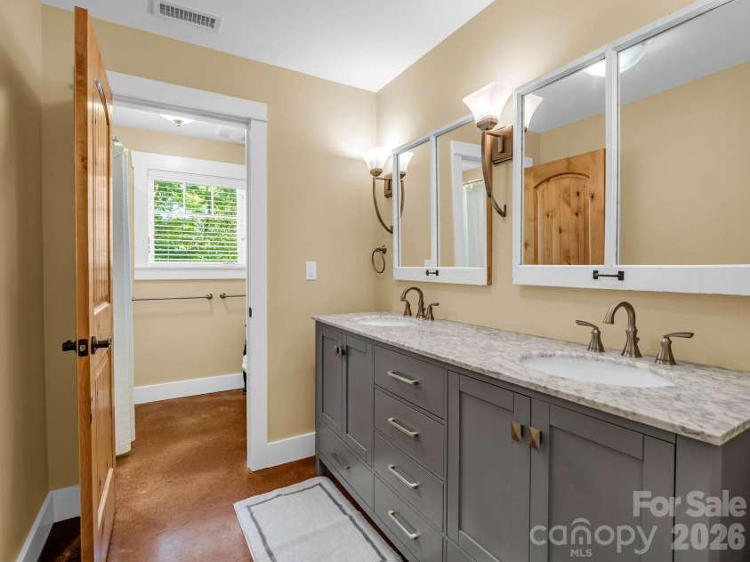 140 Settings Boulevard, Black Mountain, NC 28711.  MLS# CAR4427841, YatesRealty ID 53805. 