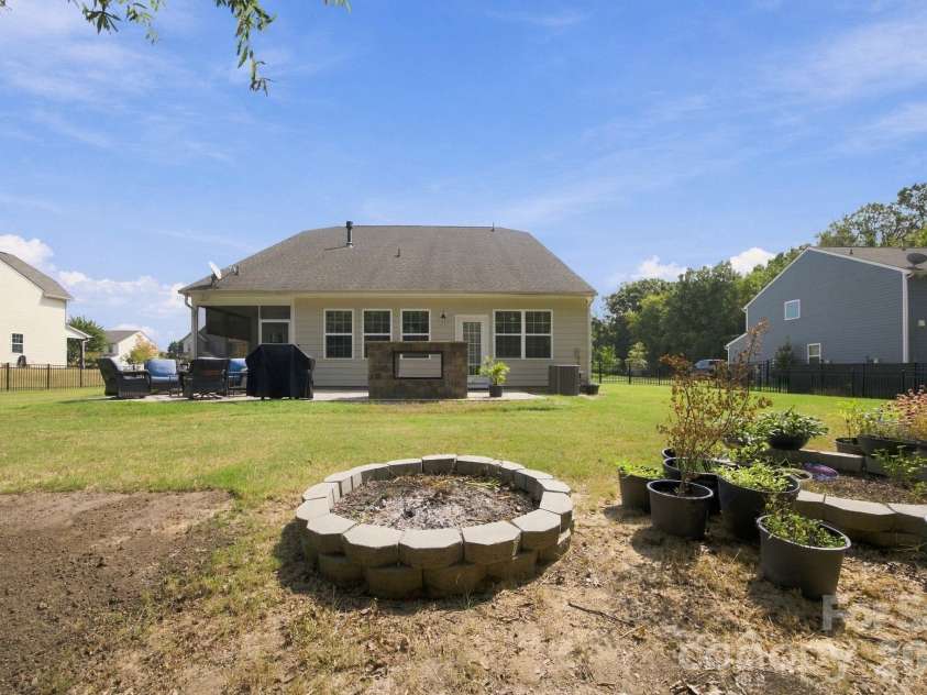 302 Samuel Street, Matthews, NC 28104.  MLS# CAR4428975, YatesRealty ID 53806. 