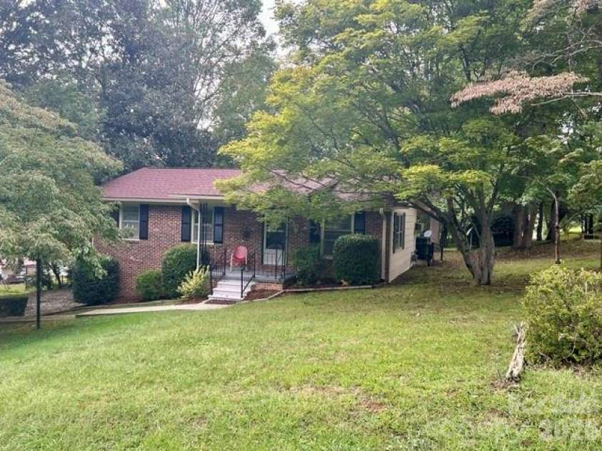 215 Norleon Avenue, Hendersonville, NC 28791.  MLS# CAR4427206, YatesRealty ID 53807. 