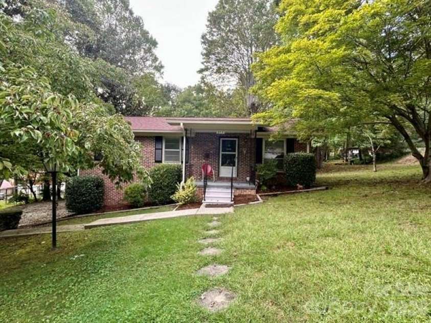 215 Norleon Avenue, Hendersonville, NC 28791.  MLS# CAR4427206, YatesRealty ID 53807. 
