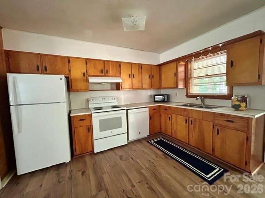 215 Norleon Avenue, Hendersonville, NC 28791.  MLS# CAR4427206, YatesRealty ID 53807. 