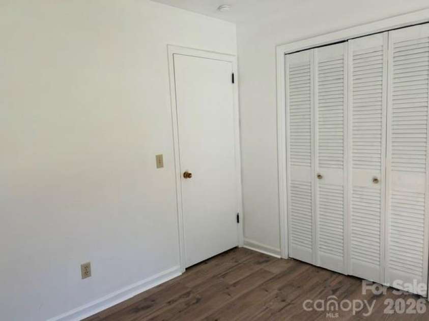 215 Norleon Avenue, Hendersonville, NC 28791.  MLS# CAR4427206, YatesRealty ID 53807. 