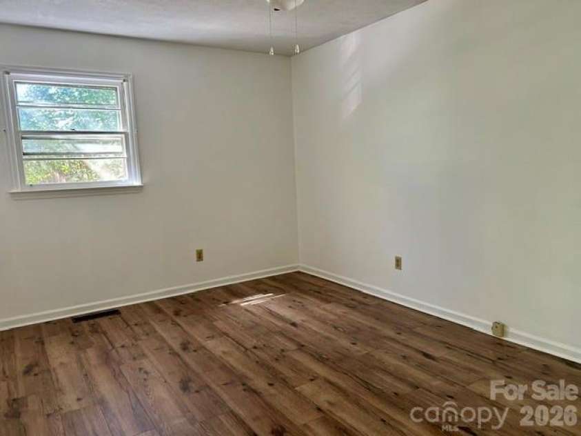 215 Norleon Avenue, Hendersonville, NC 28791.  MLS# CAR4427206, YatesRealty ID 53807. 