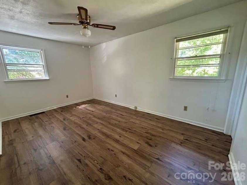 215 Norleon Avenue, Hendersonville, NC 28791.  MLS# CAR4427206, YatesRealty ID 53807. 