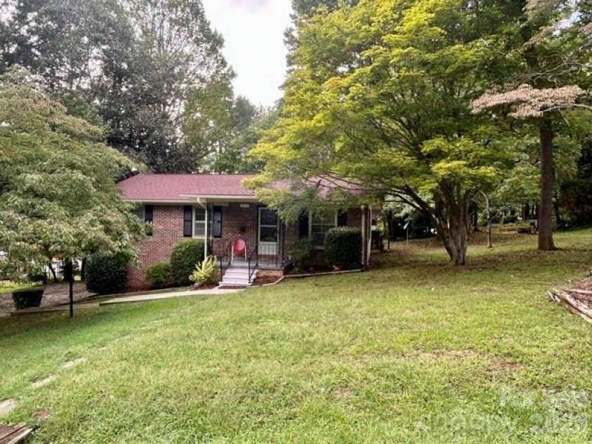 215 Norleon Avenue, Hendersonville, NC 28791.  MLS# CAR4427206, YatesRealty ID 53807. 