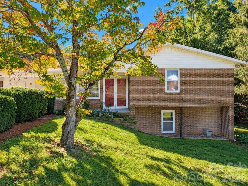 106 Valley View Street, Morganton, NC 28655.  MLS# CAR4429026, YatesRealty ID 53816. 