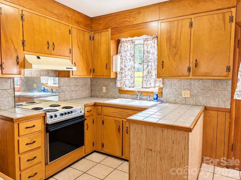 106 Valley View Street, Morganton, NC 28655.  MLS# CAR4429026, YatesRealty ID 53816. 