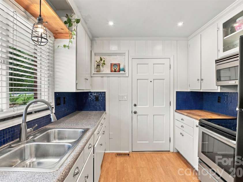 3319 Campbell Drive, Charlotte, NC 28205.  MLS# CAR4424330, YatesRealty ID 53818. 