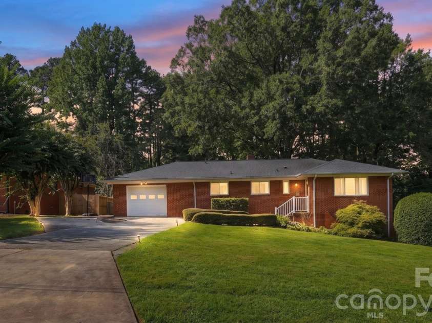 3319 Campbell Drive, Charlotte, NC 28205.  MLS# CAR4424330, YatesRealty ID 53818. 