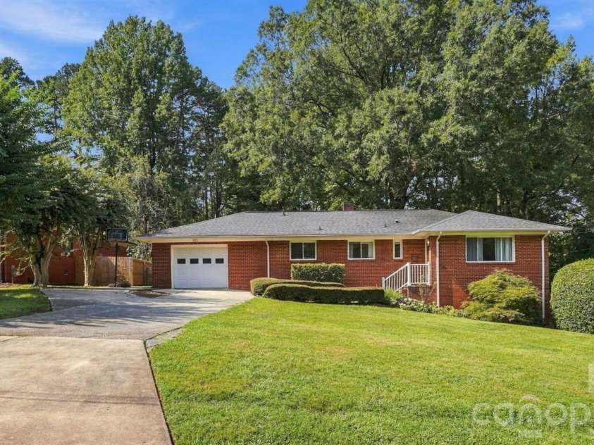 3319 Campbell Drive, Charlotte, NC 28205.  MLS# CAR4424330, YatesRealty ID 53818. 