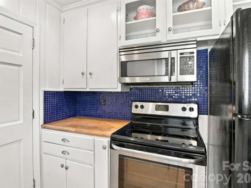 3319 Campbell Drive, Charlotte, NC 28205.  MLS# CAR4424330, YatesRealty ID 53818. 