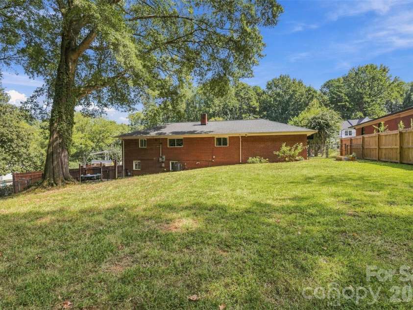 3319 Campbell Drive, Charlotte, NC 28205.  MLS# CAR4424330, YatesRealty ID 53818. 