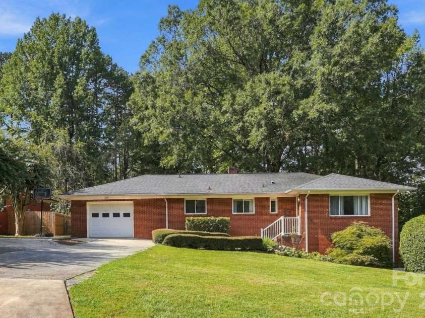 3319 Campbell Drive, Charlotte, NC 28205.  MLS# CAR4424330, YatesRealty ID 53818. 