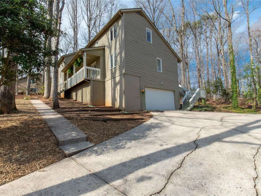 11 Woodvine Lane, Clover, SC 29710.  MLS# CAR4234291, YatesRealty ID 5382. 