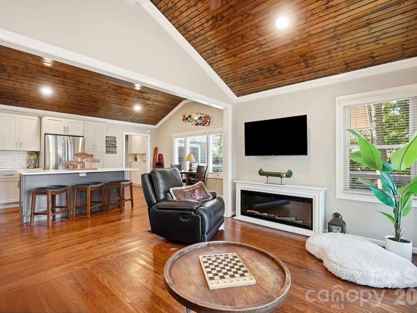 17424 Grasshopper Lane, Charlotte, NC 28278.  MLS# CAR4426978, YatesRealty ID 53822. 