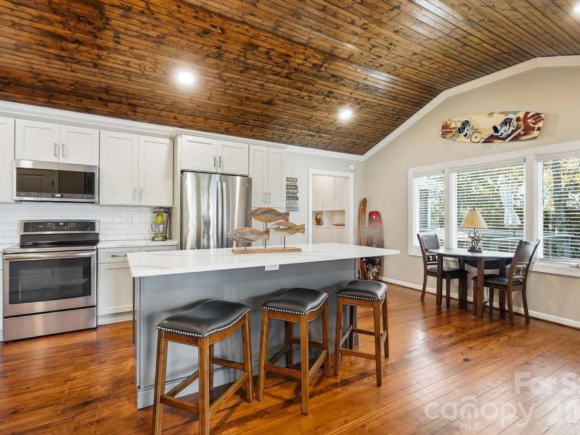 17424 Grasshopper Lane, Charlotte, NC 28278.  MLS# CAR4426978, YatesRealty ID 53822. 