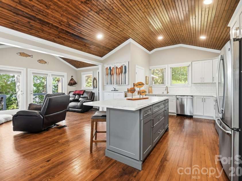 17424 Grasshopper Lane, Charlotte, NC 28278.  MLS# CAR4426978, YatesRealty ID 53822. 