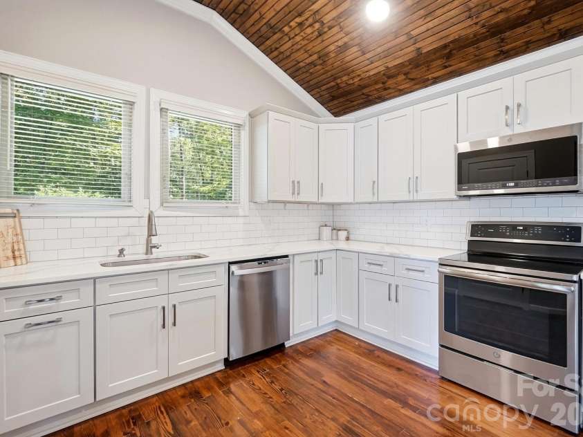 17424 Grasshopper Lane, Charlotte, NC 28278.  MLS# CAR4426978, YatesRealty ID 53822. 
