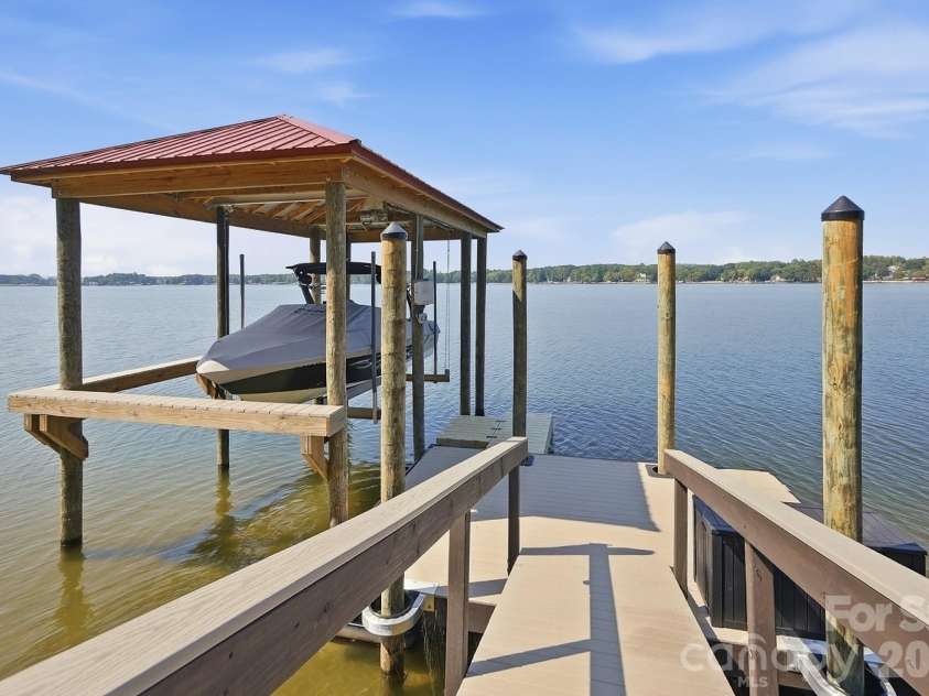 17424 Grasshopper Lane, Charlotte, NC 28278.  MLS# CAR4426978, YatesRealty ID 53822. Spacious dock with boat lift
