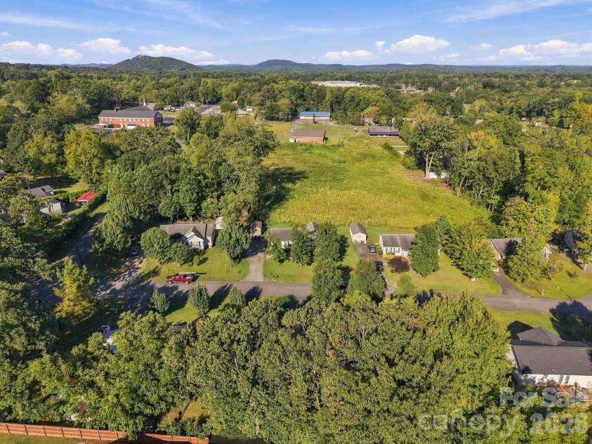 1716 Pine Knoll Court, Asheboro, NC 27203.  MLS# CAR4429433, YatesRealty ID 53826. 