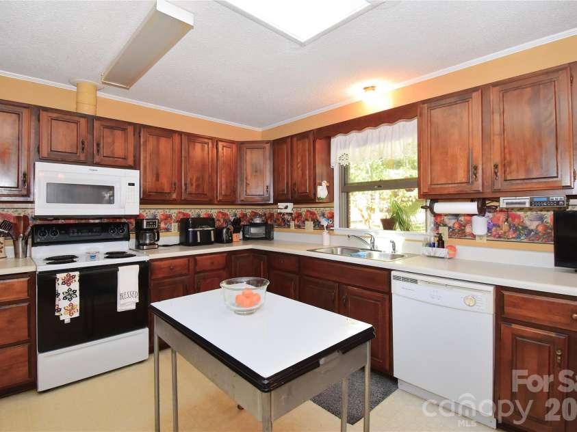 39 Maynard Road, Candler, NC 28715.  MLS# CAR4428324, YatesRealty ID 53829. 