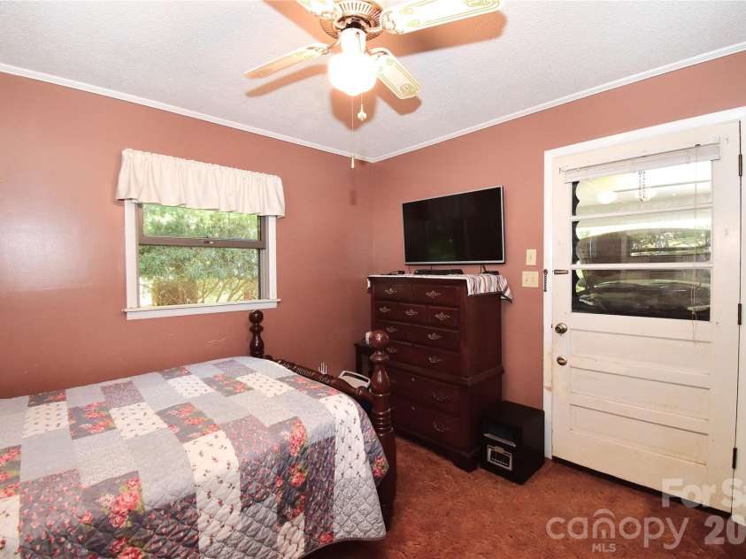 39 Maynard Road, Candler, NC 28715.  MLS# CAR4428324, YatesRealty ID 53829. 