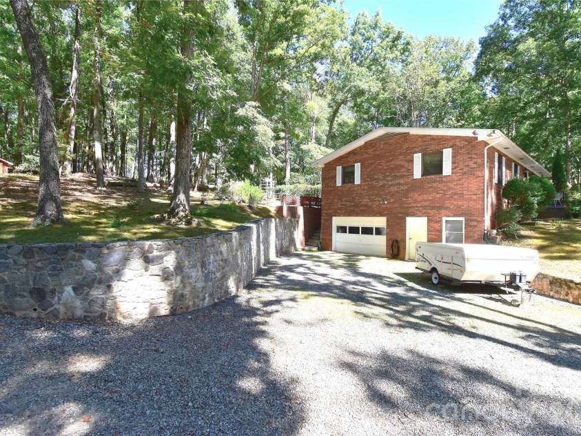39 Maynard Road, Candler, NC 28715.  MLS# CAR4428324, YatesRealty ID 53829. 