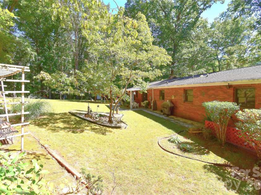 39 Maynard Road, Candler, NC 28715.  MLS# CAR4428324, YatesRealty ID 53829. 