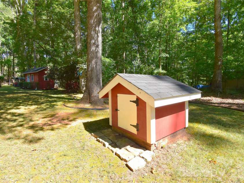 39 Maynard Road, Candler, NC 28715.  MLS# CAR4428324, YatesRealty ID 53829. 