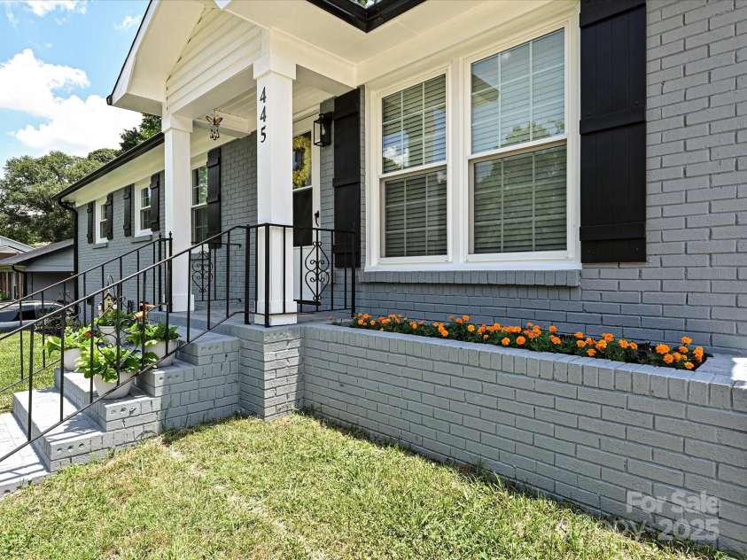 445 Short Hills Drive, Charlotte, NC 28217.  MLS# CAR4239423, YatesRealty ID 5383. 
