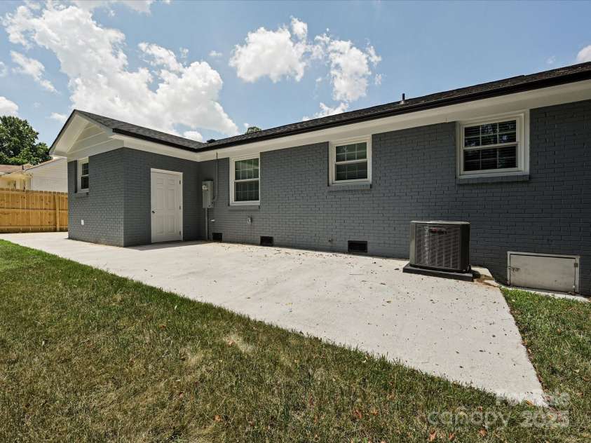 445 Short Hills Drive, Charlotte, NC 28217.  MLS# CAR4239423, YatesRealty ID 5383. 