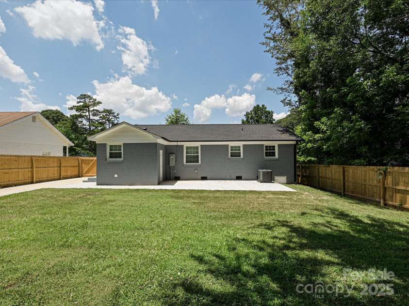 445 Short Hills Drive, Charlotte, NC 28217.  MLS# CAR4239423, YatesRealty ID 5383. 