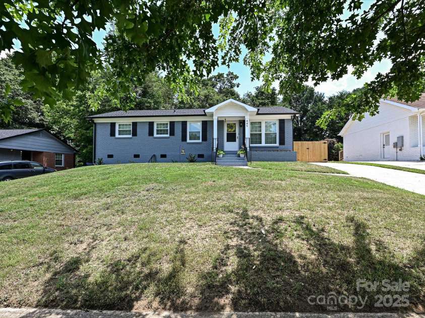 445 Short Hills Drive, Charlotte, NC 28217.  MLS# CAR4239423, YatesRealty ID 5383. 