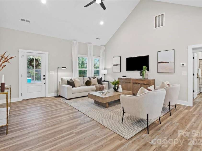 522 Waco Road, Kings Mountain, NC 28086.  MLS# CAR4309090, YatesRealty ID 5384. Living Room
