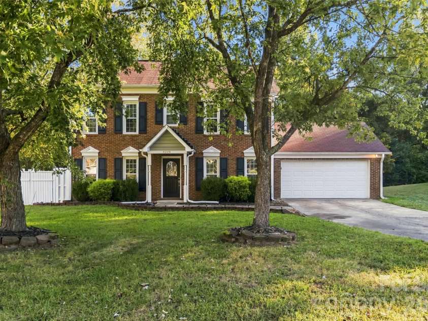 4209 Hounds Run Drive, Matthews, NC 28105.  MLS# CAR4429695, YatesRealty ID 53840. 