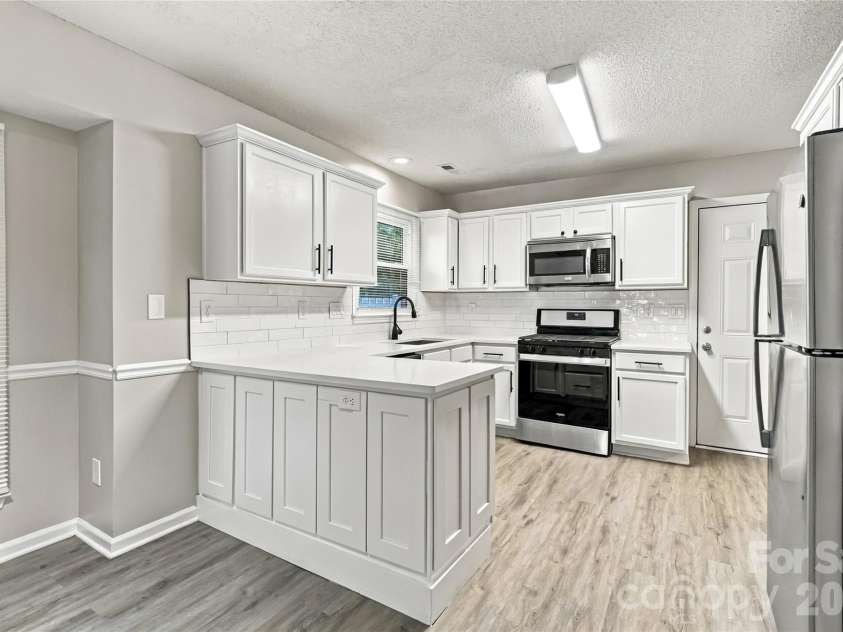 4209 Hounds Run Drive, Matthews, NC 28105.  MLS# CAR4429695, YatesRealty ID 53840. 