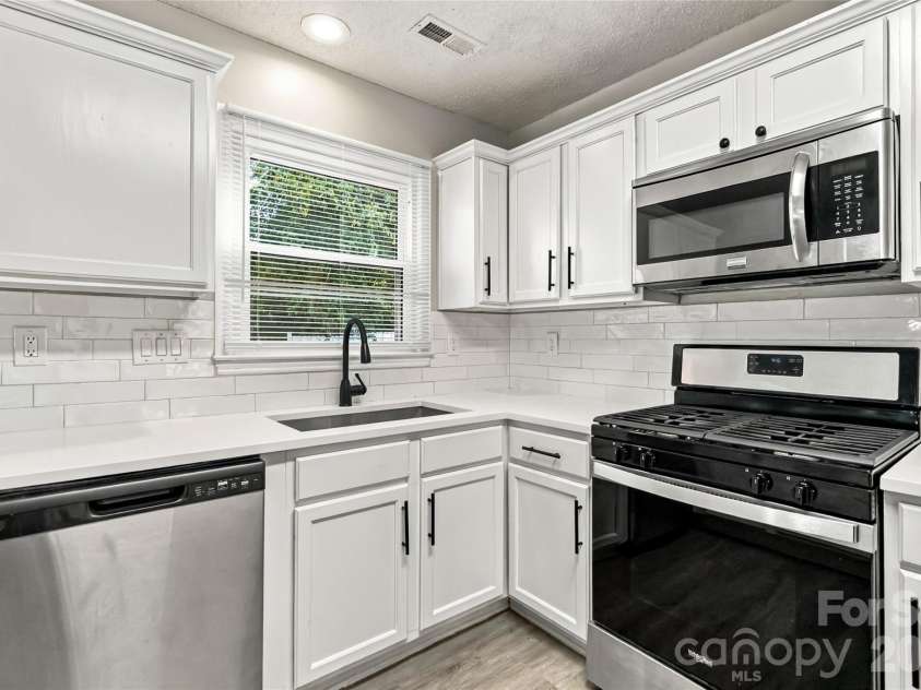 4209 Hounds Run Drive, Matthews, NC 28105.  MLS# CAR4429695, YatesRealty ID 53840. 