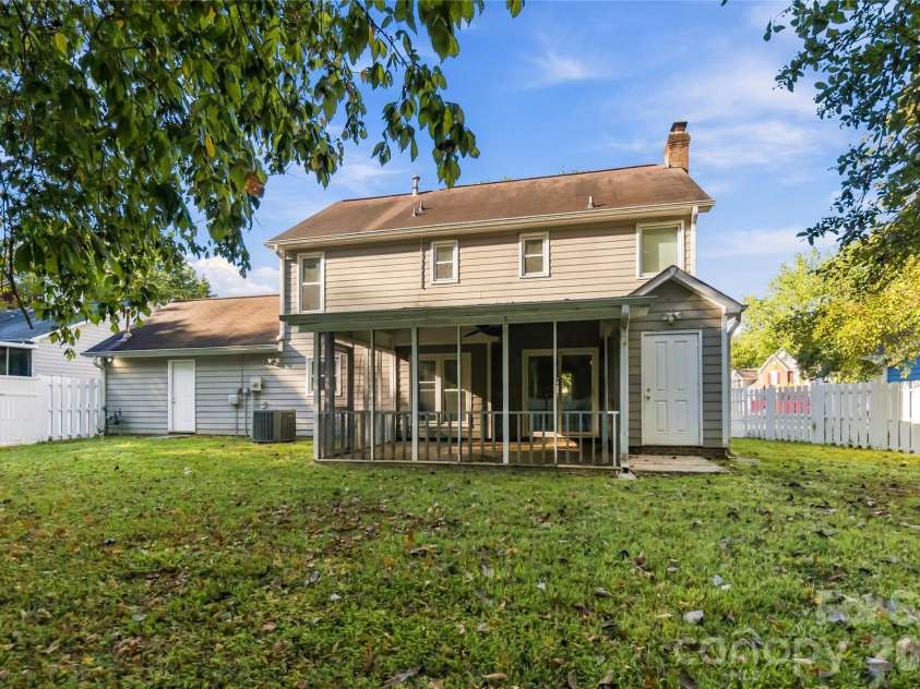 4209 Hounds Run Drive, Matthews, NC 28105.  MLS# CAR4429695, YatesRealty ID 53840. 