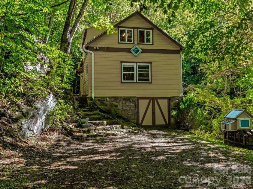 2554 Winter Star Road, Burnsville, NC 28714.  MLS# CAR4430056, YatesRealty ID 53841. 