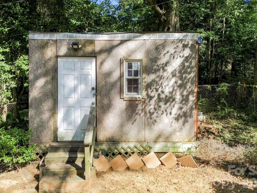 314 Fannie Circle, Charlotte, NC 28205.  MLS# CAR4429592, YatesRealty ID 53844. 