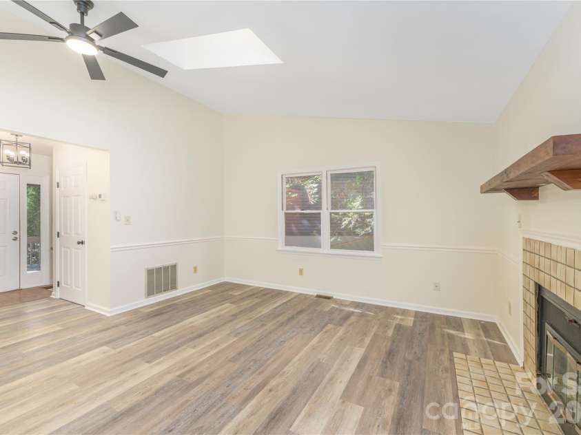101 Fenner Avenue, Asheville, NC 28804.  MLS# CAR4402116, YatesRealty ID 53845. 