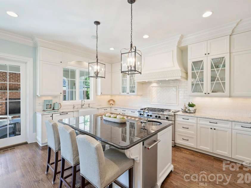 200 Huntley Place, Charlotte, NC 28207.  MLS# CAR4429607, YatesRealty ID 53846. 