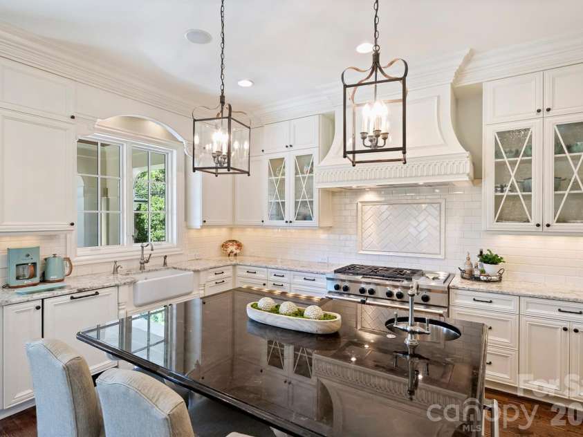 200 Huntley Place, Charlotte, NC 28207.  MLS# CAR4429607, YatesRealty ID 53846. 