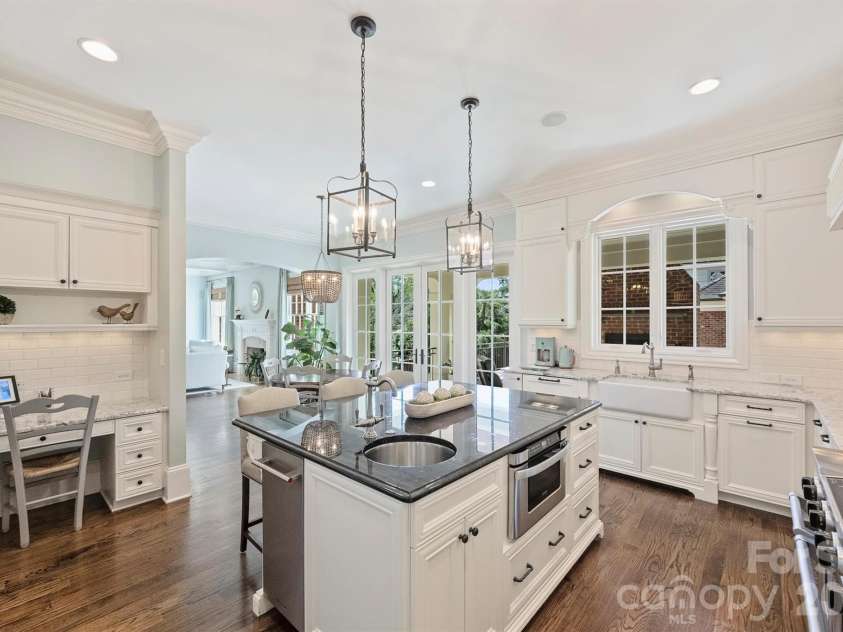 200 Huntley Place, Charlotte, NC 28207.  MLS# CAR4429607, YatesRealty ID 53846. 